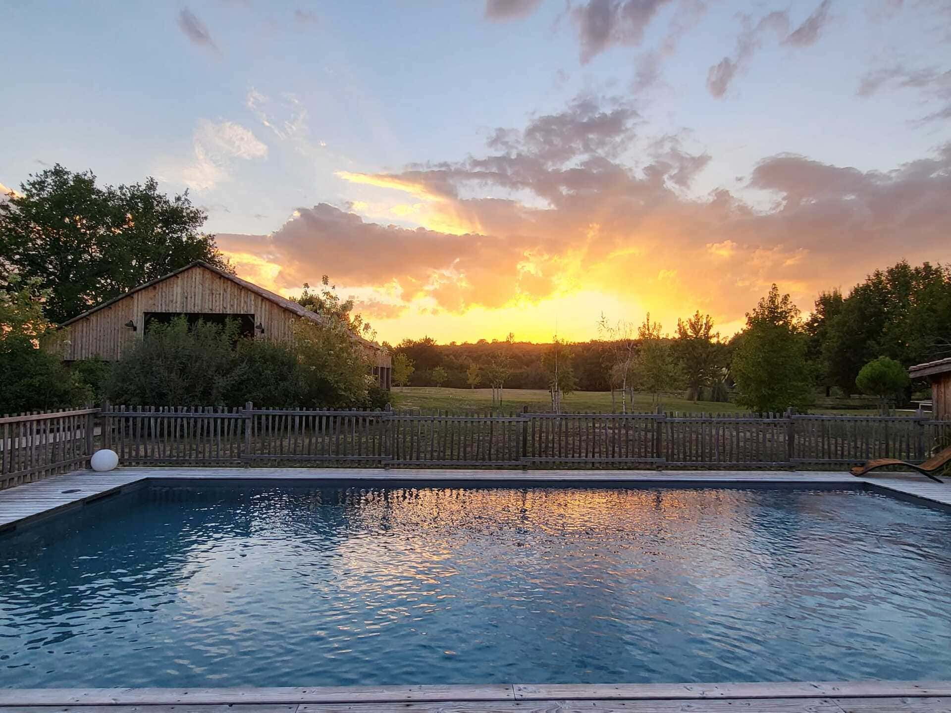 Piscine avec coucher soleil